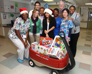 Illustration for article titled Celebrities Give Good Pic, This Christmas!